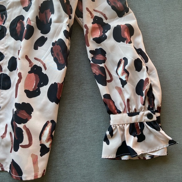 Chic long sleeve button-down shirt- New Without Tag - Picture 3 of 4